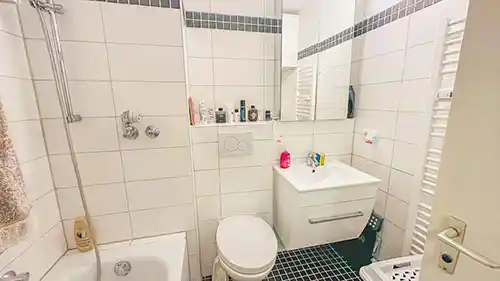 Badezimmer Wohnhaus-Blick-vom-Zugang Wohnung mieten Solln